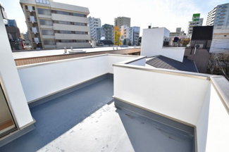 【展望】 | 屋上のルーフバルコニーからは開放的な景色が眺められます。