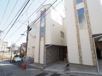 【外観】 | 白を基調としたシンプルなデザインです。
建物完成済みでご内覧も可能です。