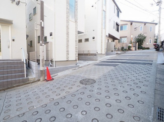 【前面道路含む現地写真】 | 前面道路は、広めの5.0ｍ交通量は少なく小さなお子様にも安心できる道路です。