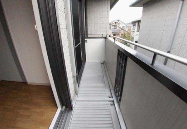 ヴィリジアンガーデンAのバルコニー|外からの目が気にならないバルコニーで洗濯物が干せます