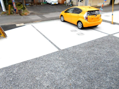 【駐車場】 | 新築　蓮田市　閏戸（うるいど）全4棟　4号棟　角地 らすと1棟 | ・バス停歩1分・駐車場3台並列・南向き・4LDKとインナーバルコニー・蓮田北小・蓮田中・50坪・価格変更です。