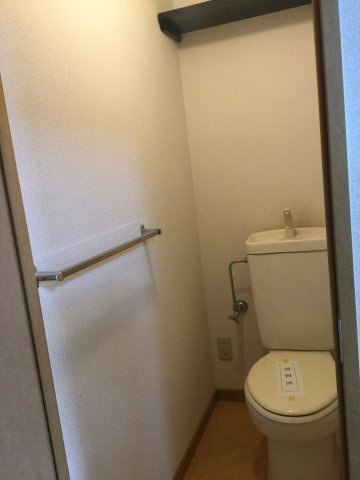 ロイヤルハイツⅡのトイレ|ゆったりとした空間のトイレです