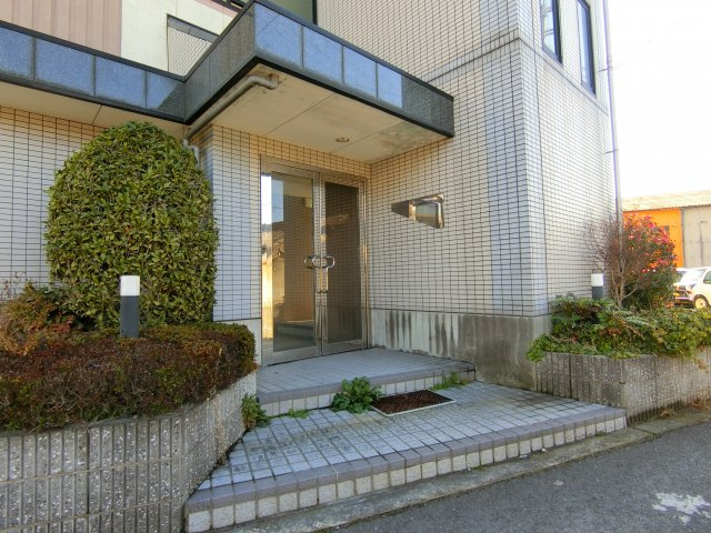 ベルメゾン一須賀Ⅱ号館のエントランス