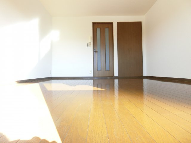 ベルメゾン一須賀Ⅱ号館の居間・リビング