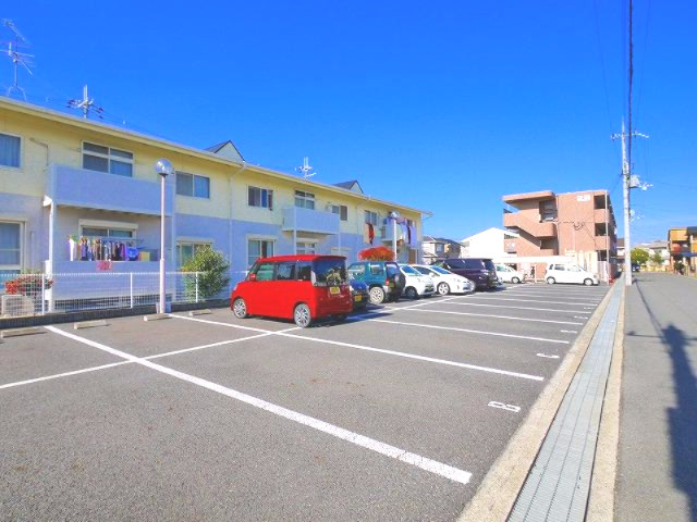 アモクレスコ弐番館の駐車場|駐車場があるので、車を買う予定の方も安心です