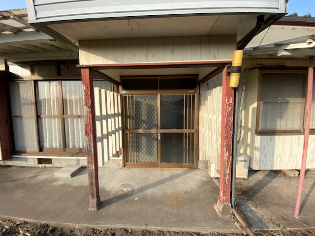 曽於市末吉町深川の中古一戸建の玄関