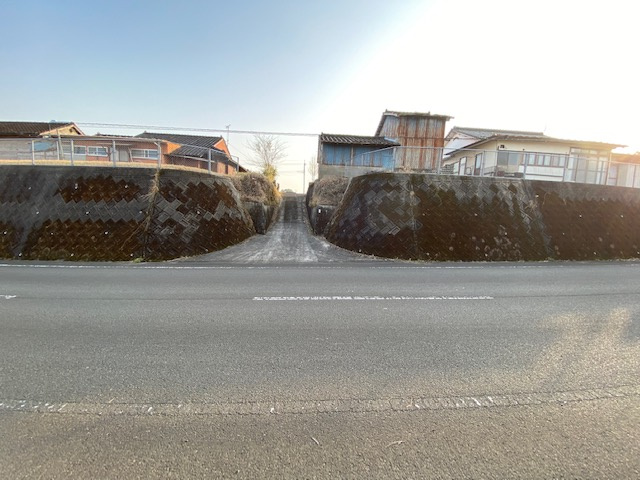 曽於市末吉町深川の中古一戸建の前面道路含む現地写真