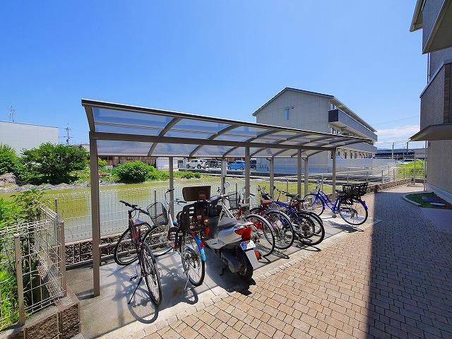 メゾン　エスポワールのその他共用部分|屋根付きの駐輪場スペース完備