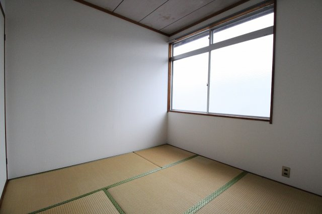 ガーデンHNの洋室|明るい洋室です