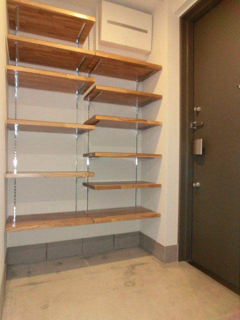 HF上野レジデンスEASTの設備|インプレストレジデンス上野ジアーキテクトの収納豊富なトールタイプのシューズＢＯＸです