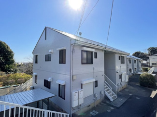 【外観】 | ペットと一緒に暮らせます♪1フロア2住戸で快適に過ごせる2階建てアパートです☆小田急線「新百合ヶ丘」駅にアクセス可能な最寄りバス停まで徒歩4分！