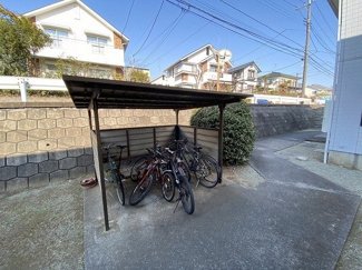 【その他共用部分】 | 屋根付きの駐輪場で雨が降っても大切な自転車が濡れなくてすみますね♪荷物が重いときに自転車があれば助かりますね！