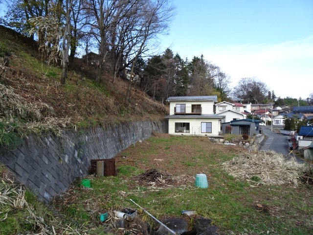 南箕輪村田畑　貸家の外観|南道路から家を見る。やく150坪の庭です。斜面（約180坪）も賃貸物件に入ります。