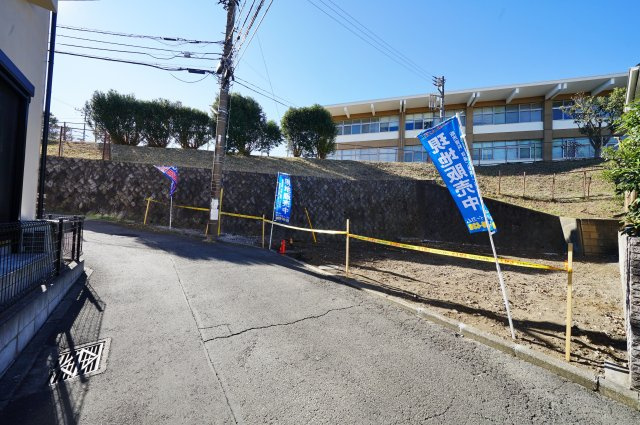 相鉄線「星川」駅徒歩圏内♪ウォークインクローゼット付の収納豊富な４LDK！保土ヶ谷区岡沢町　新築戸建ての前面道路含む現地写真