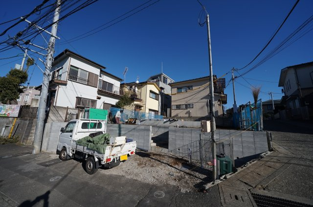 上星川駅8分・羽沢横浜国大駅15分！南西角地につき陽当り良好♪保土ヶ谷区釜台町　新築戸建ての外観