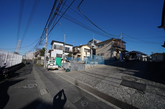 上星川駅8分・羽沢横浜国大駅15分！南西角地につき陽当り良好♪保土ヶ谷区釜台町　新築戸建ての前面道路含む現地写真