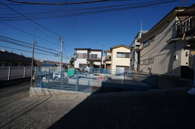 上星川駅8分・羽沢横浜国大駅15分！南西角地につき陽当り良好♪保土ヶ谷区釜台町　新築戸建ての外観