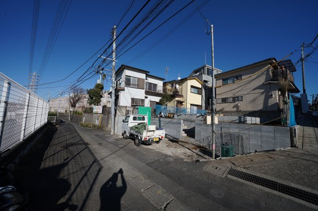 上星川駅8分・羽沢横浜国大駅15分！南西角地につき陽当り良好♪保土ヶ谷区釜台町　新築戸建ての前面道路含む現地写真