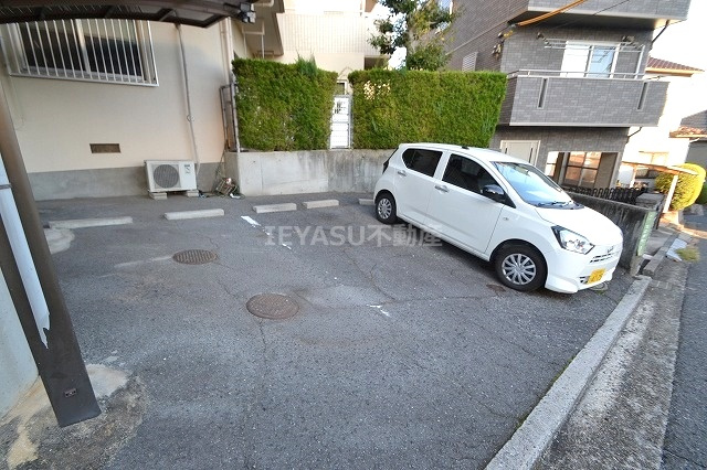 第二向山ハイツの駐車場|駐車場に車を止められます
