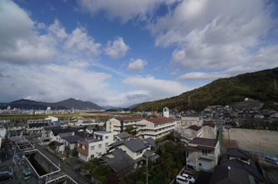 【展望】 | サンシティ戸坂千足 | 【四季が感じられるのがポイント！】
四季の移ろい・爽やかな青空や風を感じられ
自然を愉しめるパノラマビュー。
毎日の暮らしに余裕を感じさせてくれる、
遮る物の無い開放的な眺望を是非、ご堪能ください。