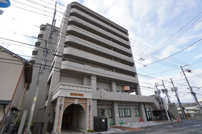 【外観】 | サンシティ戸坂千足 | 【耐震性】
耐震性の高さを判断するポイントは、
建築確認申請日が1981年6月1日以降の
新耐震基準に適合しているかどうか。
震度６程度の大地震でも
建物が崩壊しないレベルが基準になりました。
