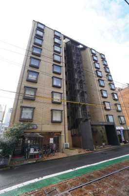 【外観】 | サンピアミラノ | 【耐震性】
耐震性の高さを判断するポイントは、
建築確認申請日が1981年6月1日以降の
新耐震基準に適合しているかどうか。
震度６程度の大地震でも
建物が崩壊しないレベルが基準になりました。
