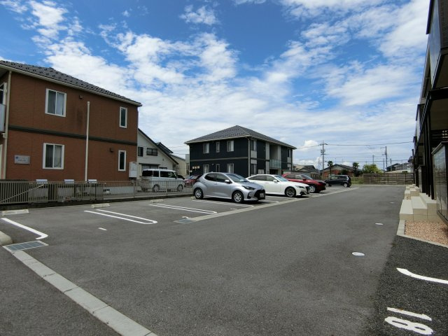 プレシャスの駐車場