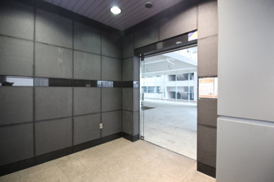 【エントランス】 | エフ・ティービル八王子 | 自動ドア(残置物)