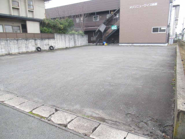 メゾンニューワイズ南館の駐車場