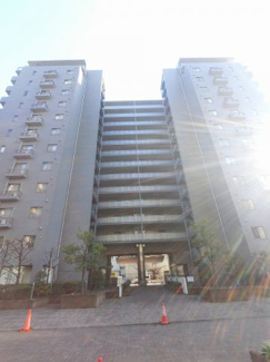 【外観】 | 総戸数１２０戸、１９９７年３月築、管理人は日勤勤務につき管理体制良好です♪