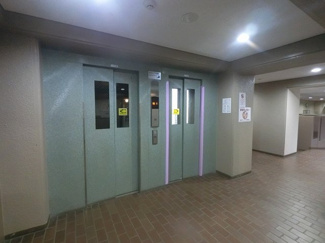 【その他共用部分】 | お買い物時やベビーカーの出し入れに便利なエレベーター付
混雑時にも便利なエレベーター2基付です。