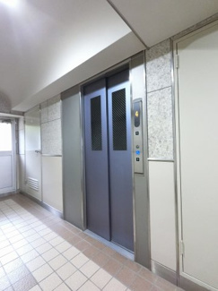 【その他共用部分】 | お買い物時やベビーカーの出し入れに便利なエレベーター付です。