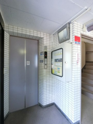 【その他共用部分】 | ニューハイム東海 | お買い物時やベビーカーの出し入れに便利なエレベーター付です。