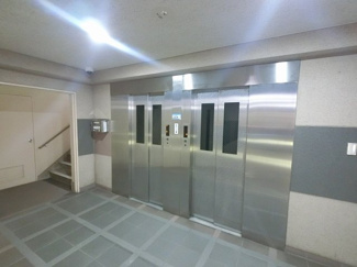 【その他共用部分】 | お買い物時やベビーカーの出し入れに便利なエレベーター付
混雑時にも便利なエレベーター2基付です。