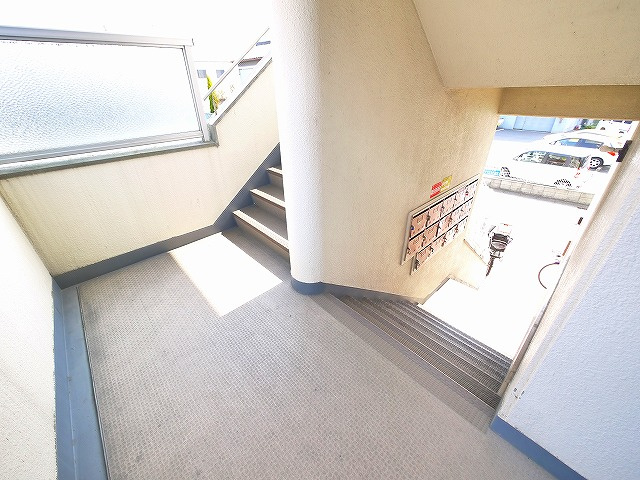 南京終岡田マンションⅠのその他共用部分|明るい共用階段。