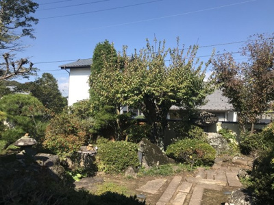 【エントランス】 | 佐久市岩村田庭園付中古住宅 | 建物の北側