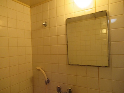 【浴室】 | メゾン朝日八戸ノ里（八戸ノ里賃貸） | お風呂に鏡があります