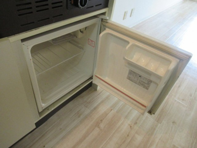 【設備】 | メゾン朝日八戸ノ里（八戸ノ里賃貸） | ミニ冷蔵庫です