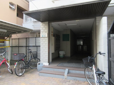 【エントランス】 | メゾン朝日八戸ノ里（八戸ノ里賃貸） | 落ち着いたエントランスです