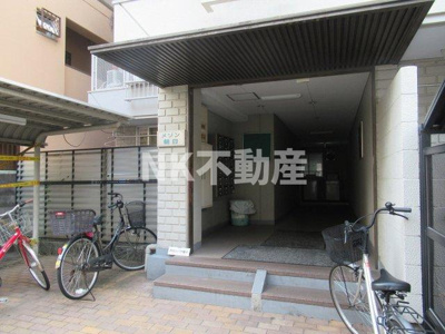 【エントランス】 | メゾン朝日八戸ノ里（八戸ノ里賃貸） | 落ち着いたエントランスです