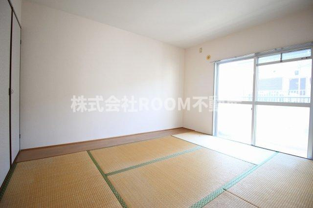 一万城マンションの和室|畳の上でゆっくりとくつろげる和室です