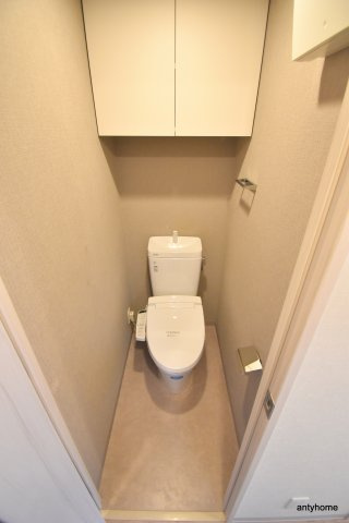 コンフォリア江坂広芝町　仲介手数料無料のトイレ