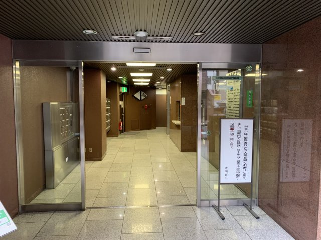 大同ビルのエントランス