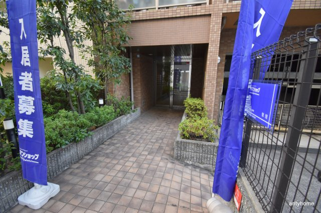 AZURE　ESAKA　仲介手数料無料のエントランス