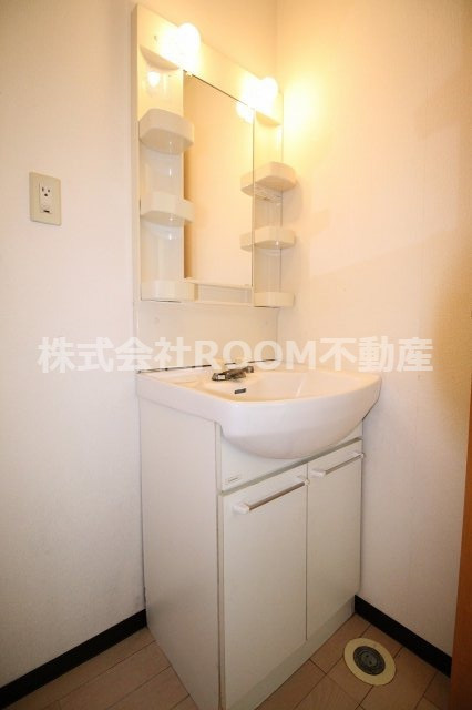 センチュリー21神之山の洗面所|明るい洗面所です