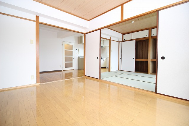 アーバンハイツ上町の洋室|コンパクトで使いやすい洋室です