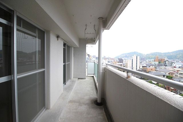 アーバンハイツ上町のバルコニー|お洗濯にも便利なバルコニー付き