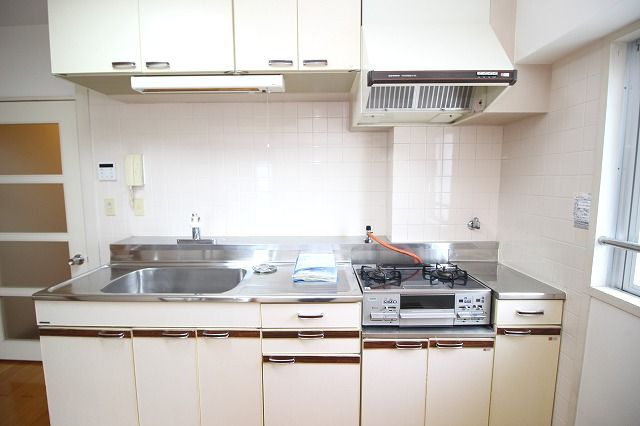 アーバンハイツ上町のキッチン|コンパクトなキッチンで掃除もラクラク