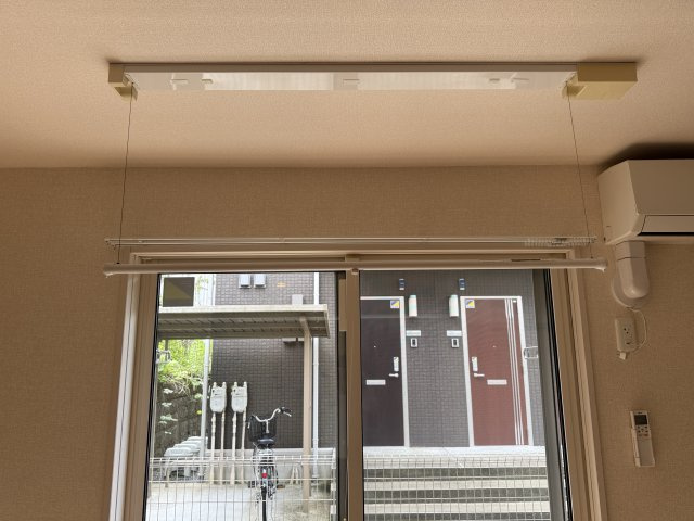 アインス B棟のエントランス|室内物干し