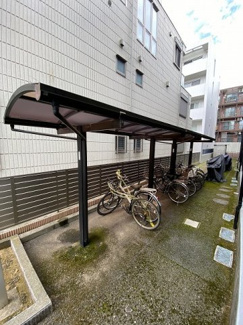【その他共用部分】 | 屋根付きの駐輪場で雨が降っても大切な自転車が濡れなくてすみますね♪荷物が重いときに自転車があれば助かりますね！